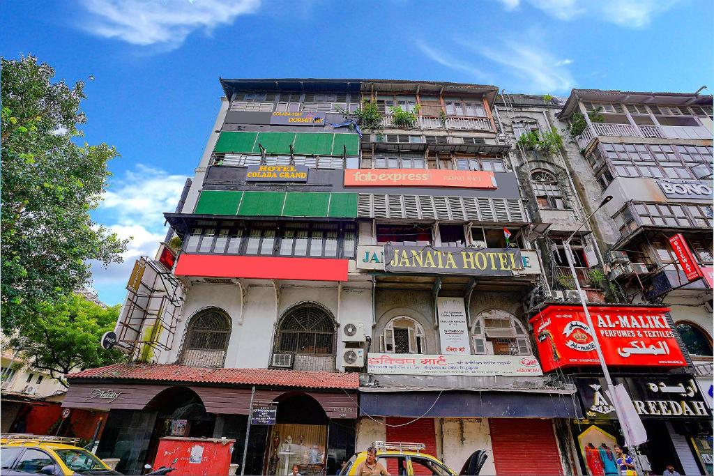 ein hohes Gebäude in einer Stadtstraße mit in der Unterkunft FabExpress Abad Inn in Mumbai