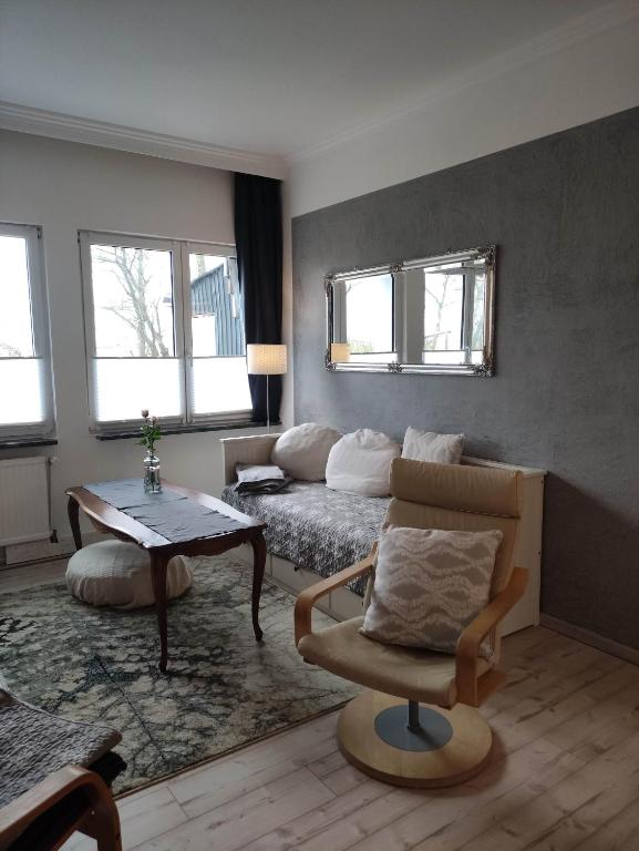ein Wohnzimmer mit Sofa und Tisch in der Unterkunft Deich in Karolinenkoog