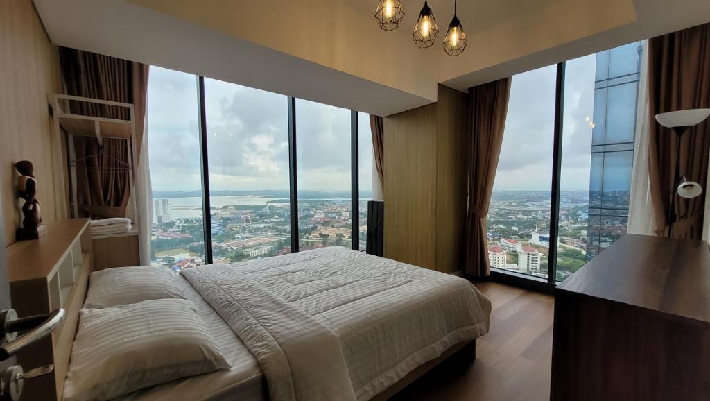 Palam Mansion at Meisterstadt Pollux Habibie Apartment - Apartment With Sea View