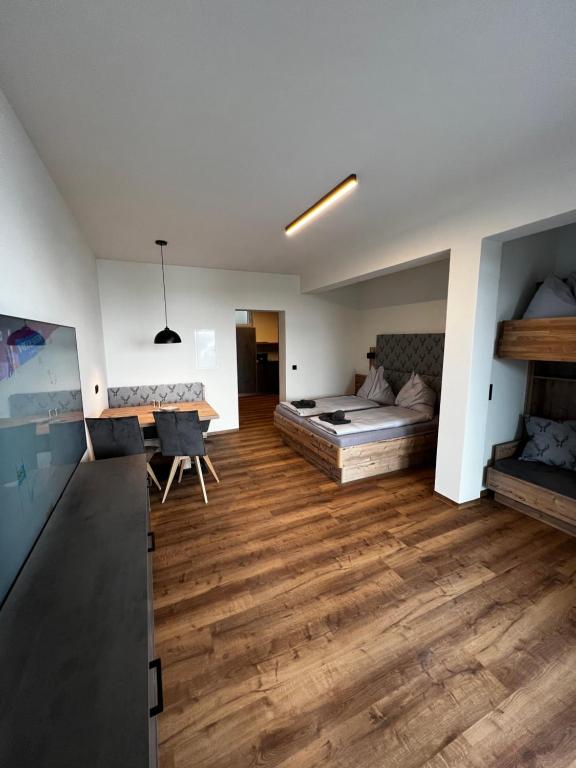 Habitación grande con cama y escritorio. en Mountain Home Alpendorf, en Plankenau
