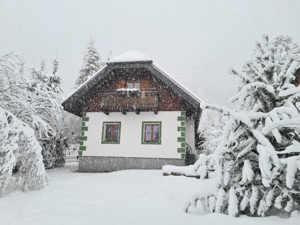 een huis bedekt met sneeuw voor de deur bij Ferienhaus Brunneben Häusl in Sankt Margarethen im Lungau