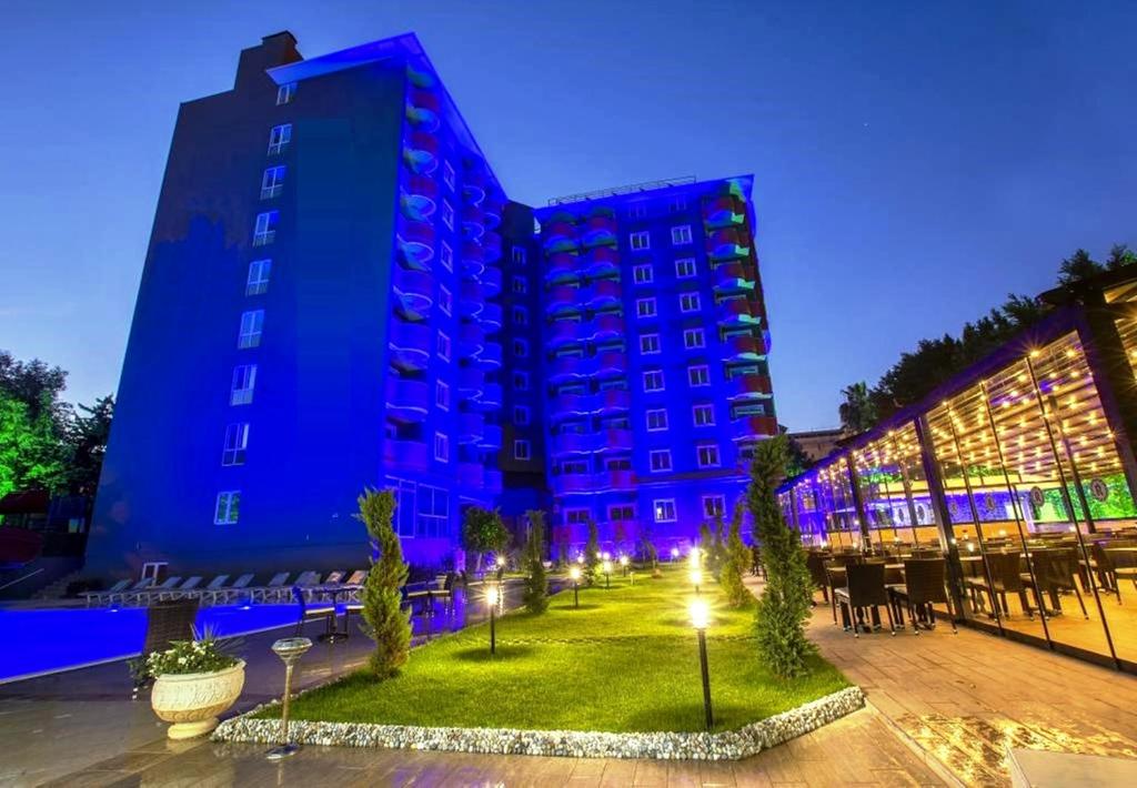 een groot gebouw met blauwe lichten ervoor bij Grand Alisa Hotel (Ex. Royalisa Hotel) in Alanya