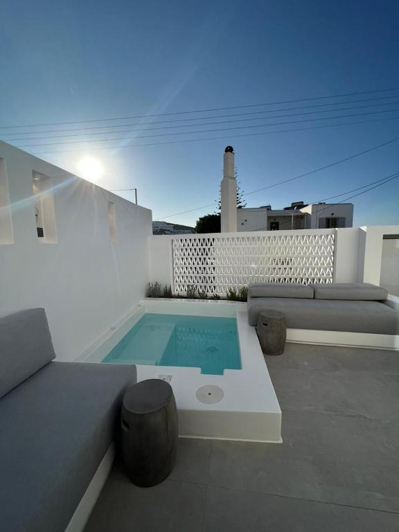 un patio con piscina en la parte superior de una casa en Vivant Naousa Residence 2, en Naousa