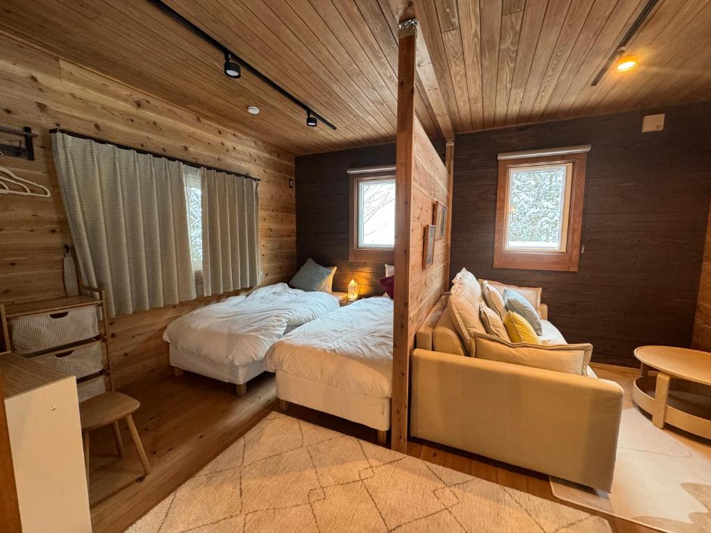Postel nebo postele na pokoji v ubytování 美瑛森林木屋 - 小紅帽