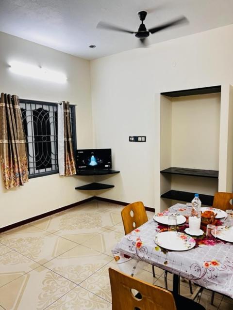 TV a/nebo společenská místnost v ubytování Lumina Home Stay