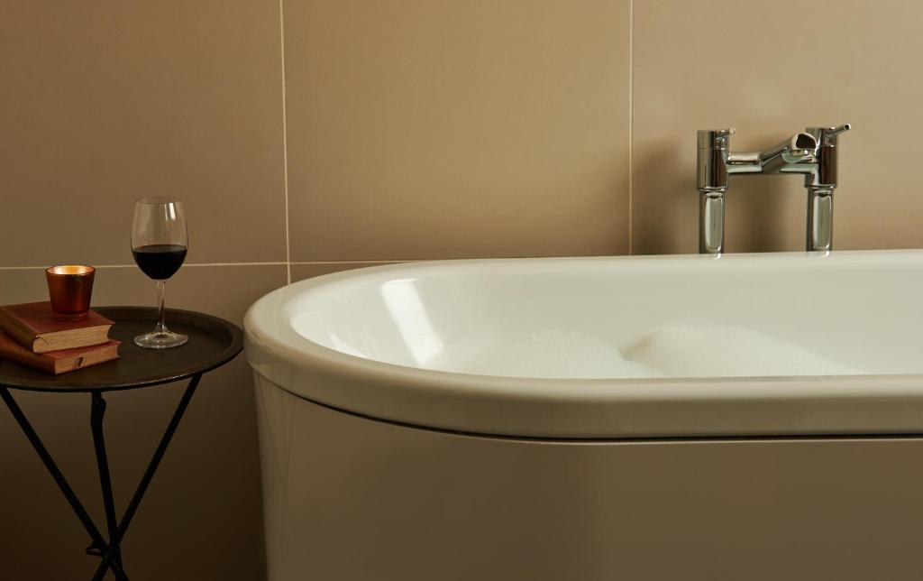 The Bull and The Hide - Resim 31