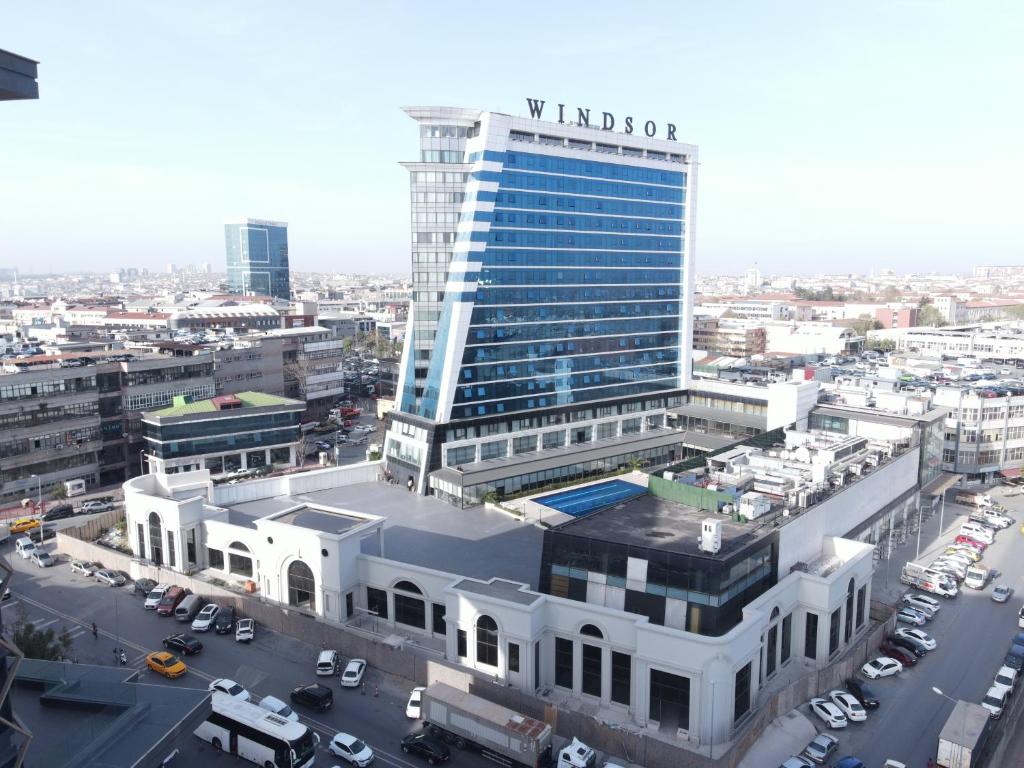 uma vista superior de um edifício com estacionamento em Windsor Hotel & Convention Center Istanbul em Istambul