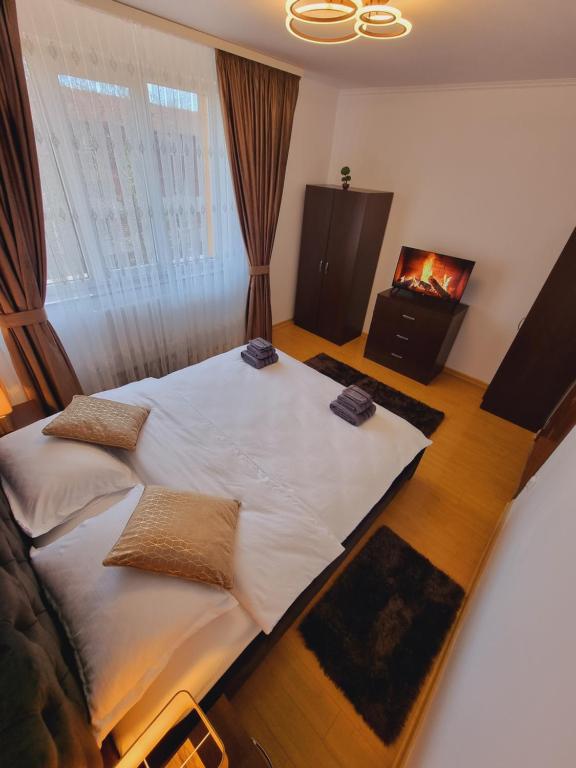 a bedroom with a large bed with pillows on it at Apartament Ultracentral Suceava in Suceava
