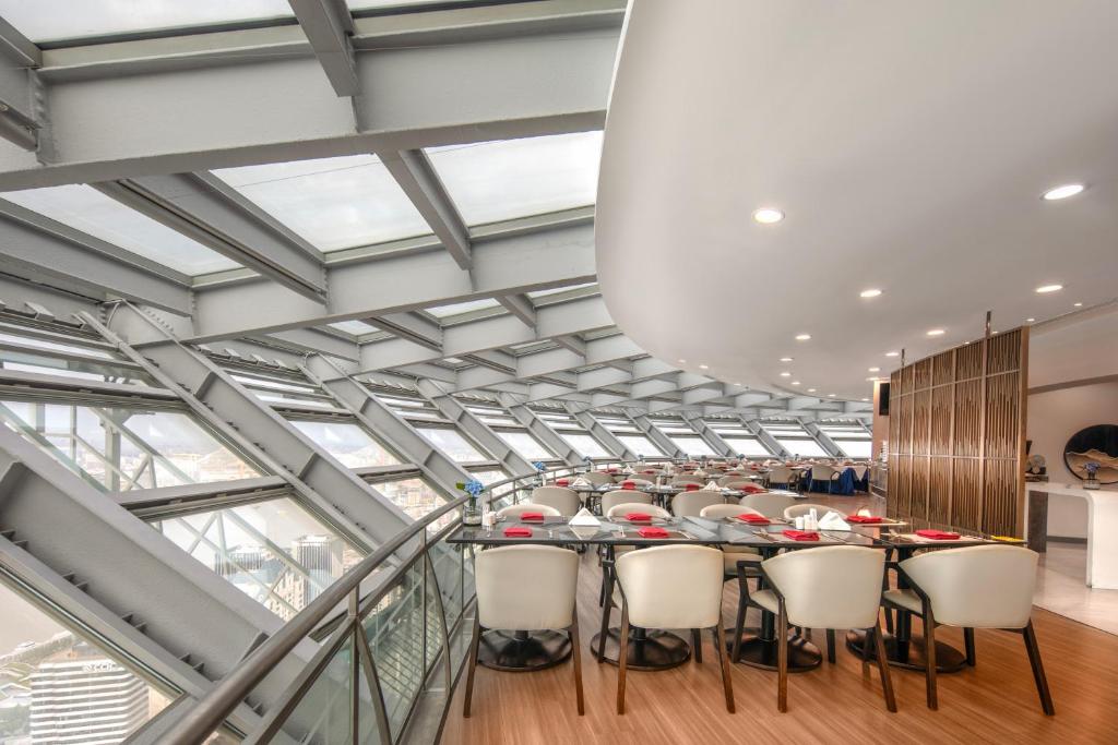 Restaurace v ubytování Novotel Atlantis Shanghai - Price and value breakfast in the clouds with river view in the revolving restaurant &24h free self-laundry