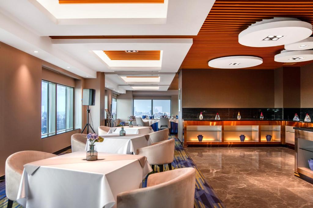 Restaurace v ubytování Novotel Atlantis Shanghai - Price and value breakfast in the clouds with river view in the revolving restaurant &24h free self-laundry