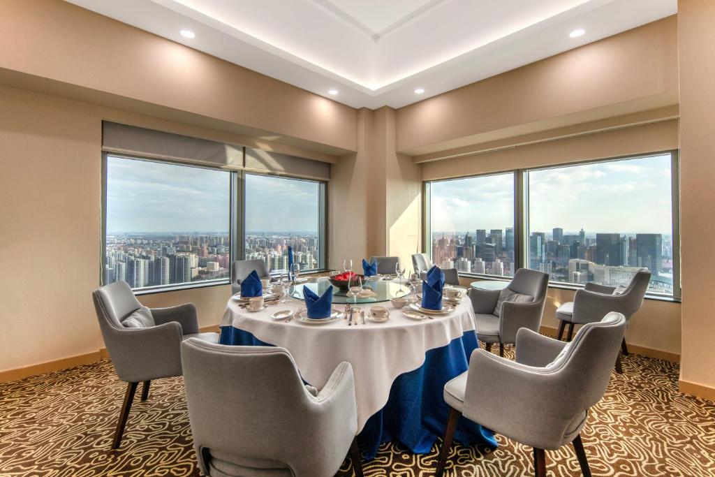 Fotografie z fotogalerie ubytování Novotel Atlantis Shanghai - Price and value breakfast in the clouds with river view in the revolving restaurant &24h free self-laundry v Šanghaji