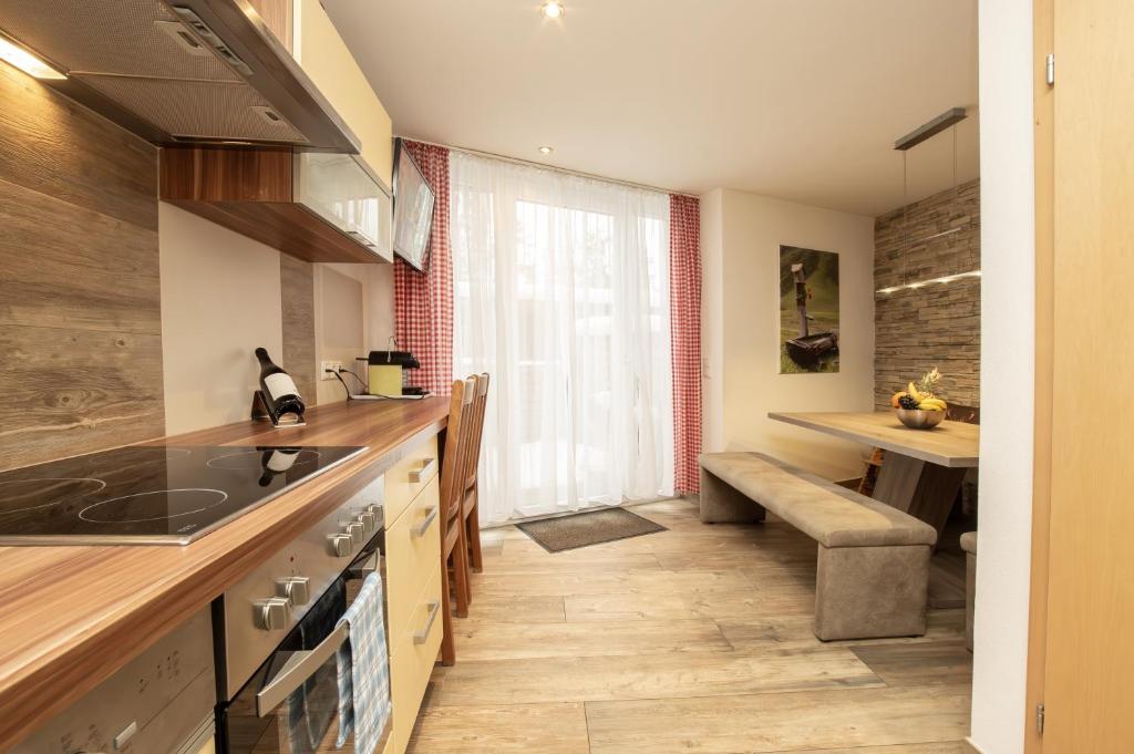eine Küche mit einer Spüle und einer Arbeitsplatte in der Unterkunft Ferienwohnung Nagelschmied in Radstadt