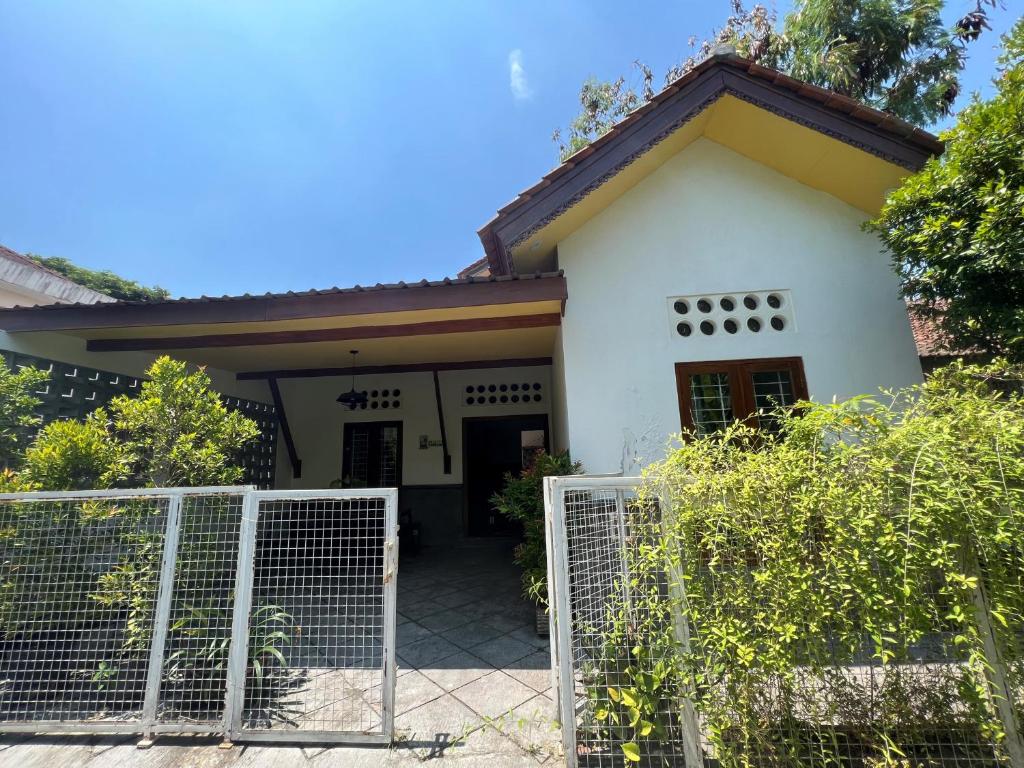ein Haus mit einem Tor davor in der Unterkunft Homestay Jogja Rumah Obit By Simply Homy in Timuran
