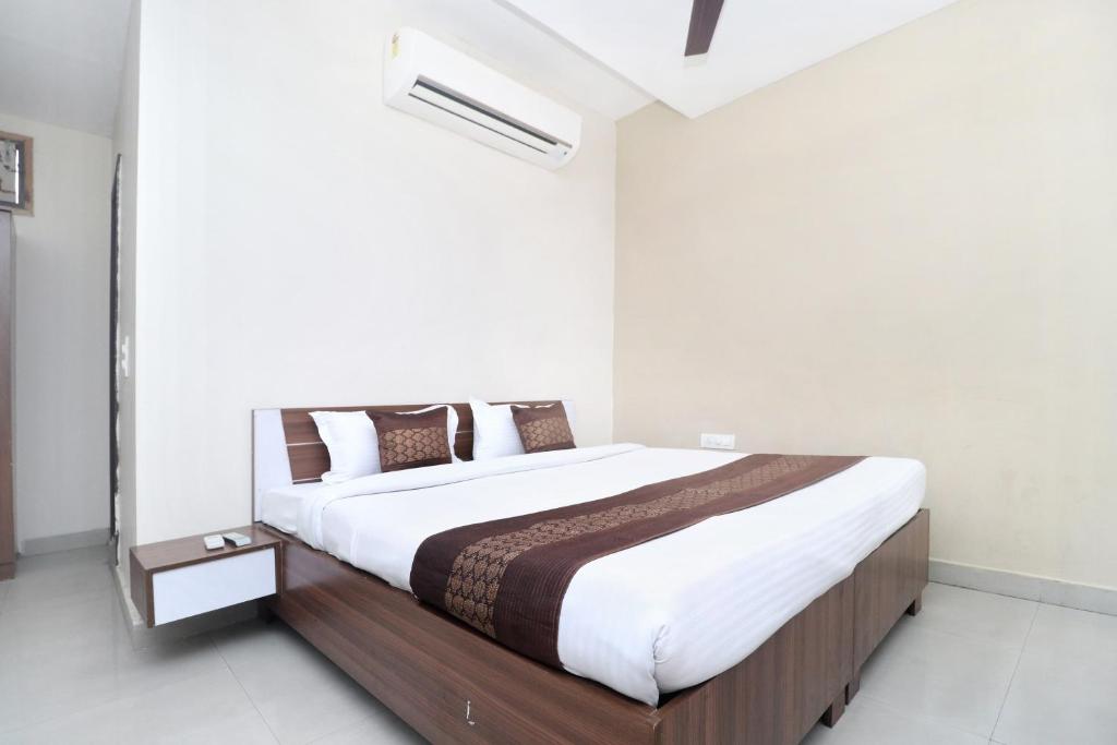 een slaapkamer met een groot bed in een kamer bij Hotel Inderprasth in Ābādpura