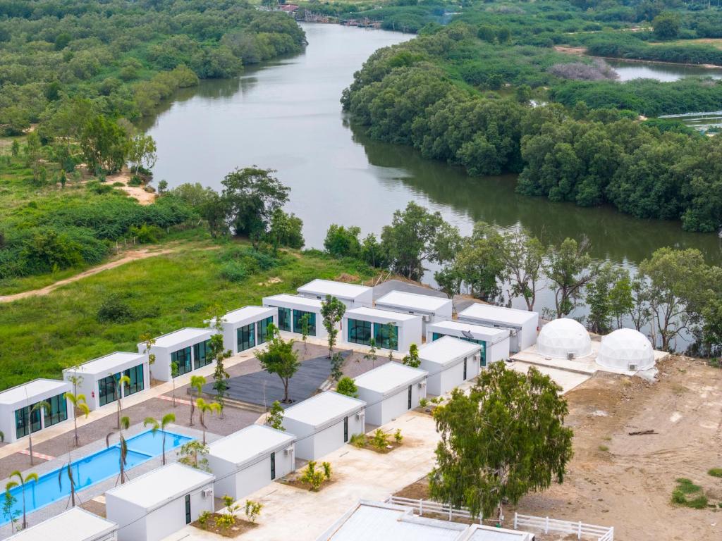 uma vista aérea de um edifício ao lado de um rio em Pran Riverside em Ban Tha Khoi