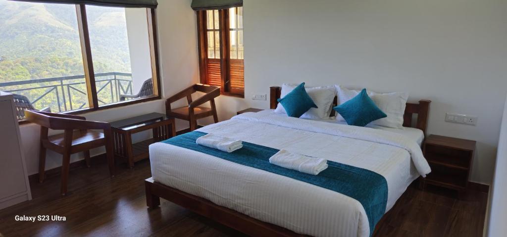 Un pat sau paturi într-o cameră la My Kingdom Munnar