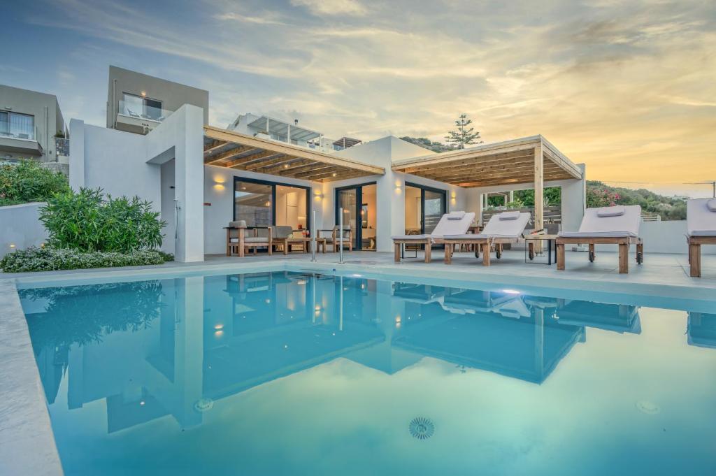 Hồ bơi trong/gần Villa Alina
