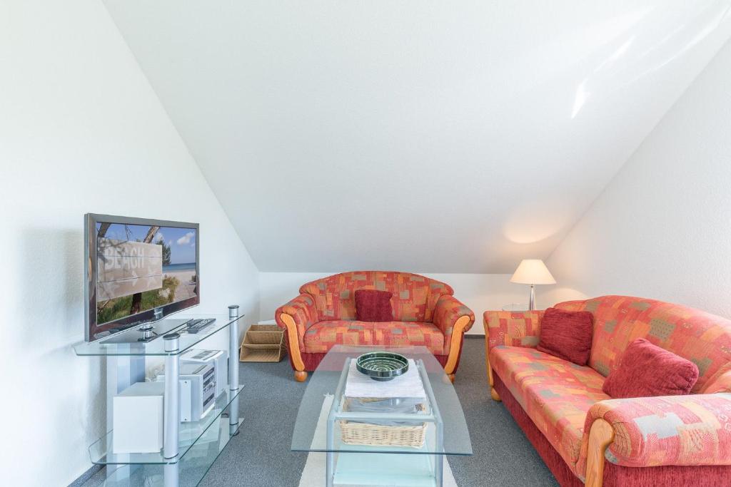 TV a/nebo společenská místnost v ubytování Ferienwohnung "Am Ostseeradweg"