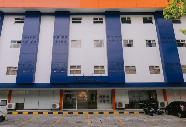 un edificio azul y blanco con aparcamiento en Cris Inn Tagum, en Tagum