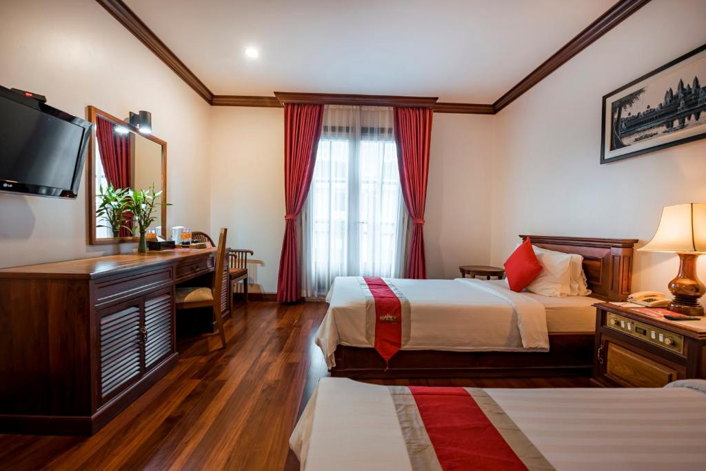 Postel nebo postele na pokoji v ubytování The Suite By Royal Crown Hotel