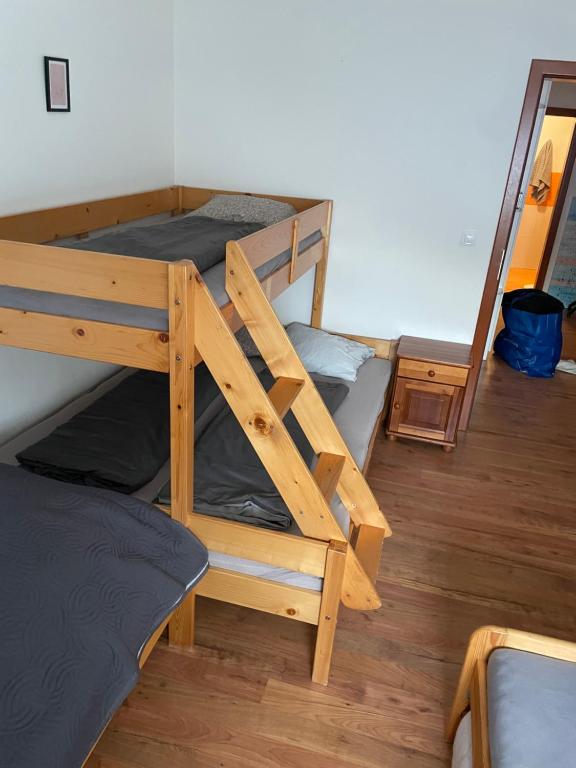 Postel nebo postele na pokoji v ubytování Útulný apartmán Triangel 50m od lyžiarského vleku Záhradky