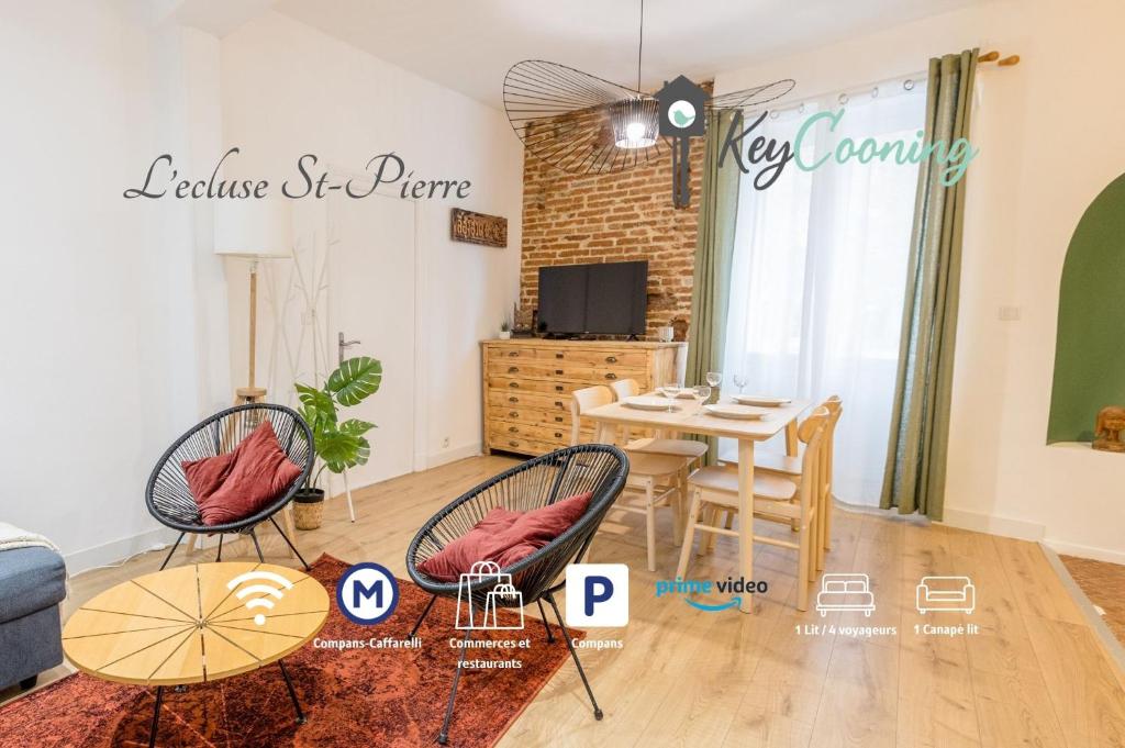 un salon avec deux chaises et une table dans l'établissement L'écluse St-Pierre, à Toulouse