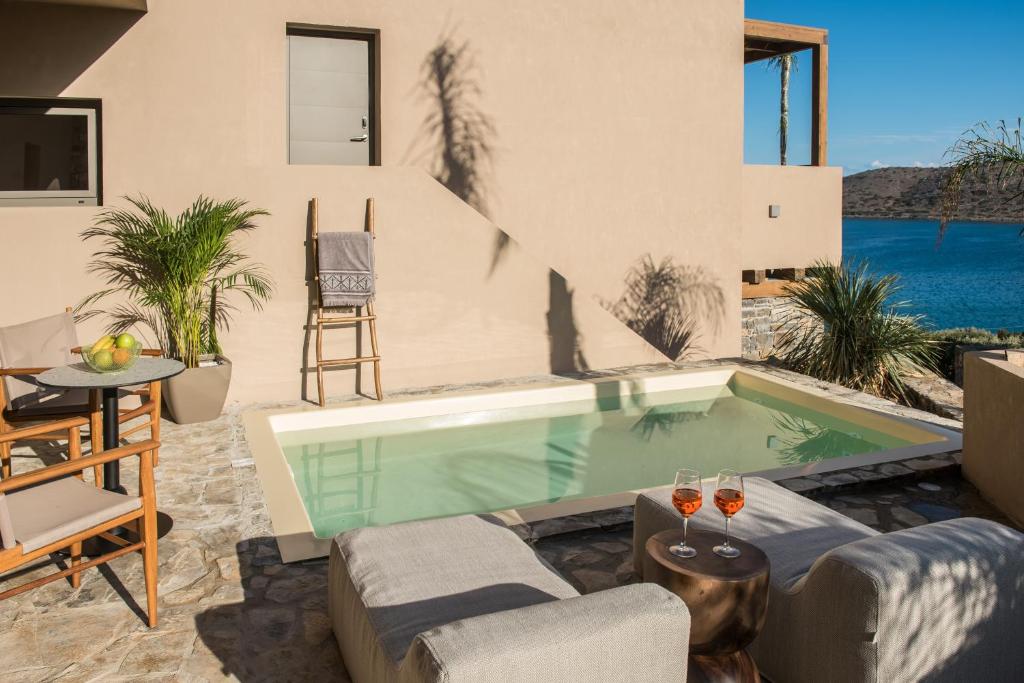 Bazén v ubytování Elounda Infinity Exclusive Resort & Spa - Adults Only nebo v jeho okolí