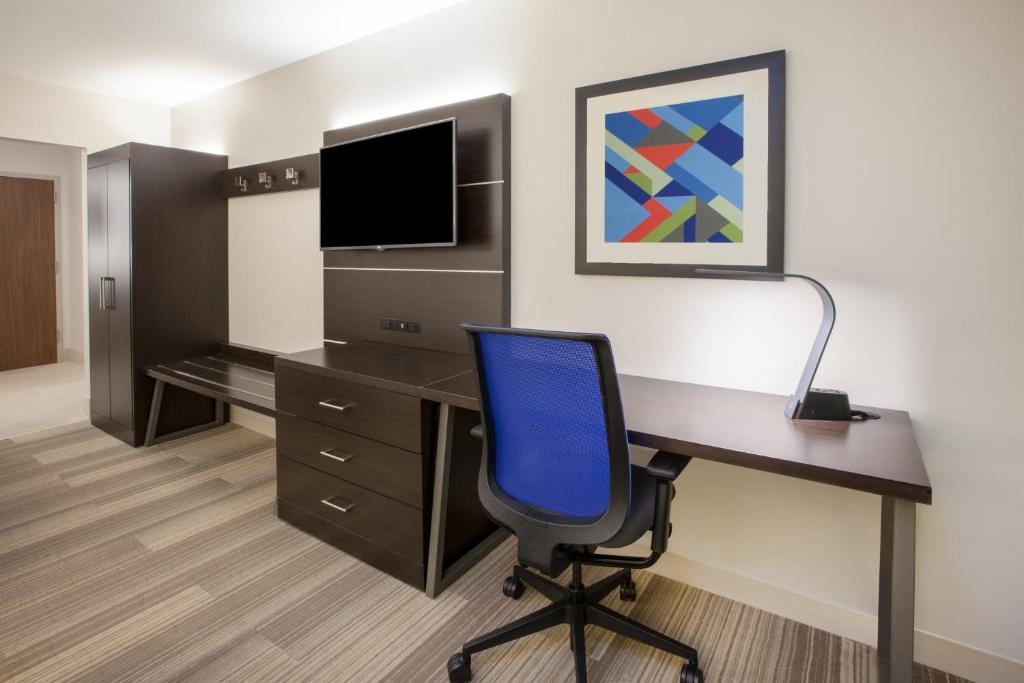 um escritório com uma secretária, um computador e um monitor em Holiday Inn Express - Gulfport Beach, an IHG Hotel em Gulfport
