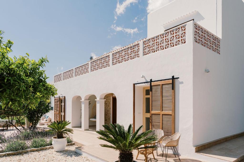 Casa blanca con patio con sillas en Can Pep Gibert en Ibiza