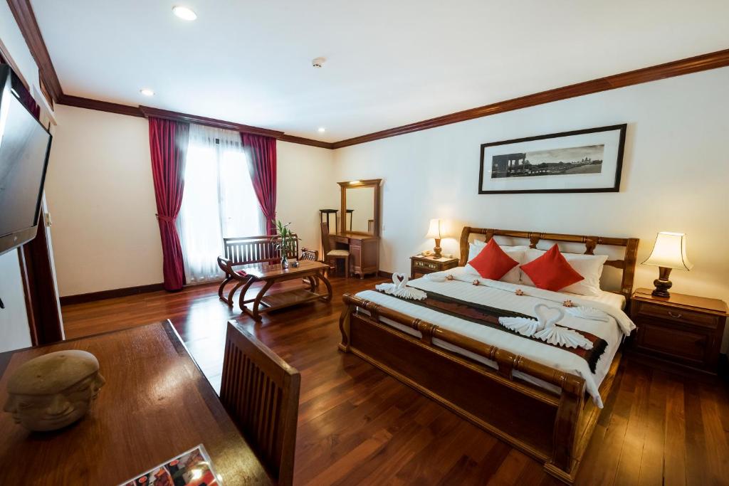 Postel nebo postele na pokoji v ubytování The Suite By Royal Crown Hotel