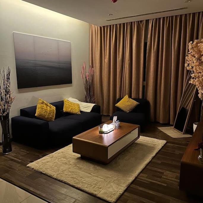 sala de estar con sofá y mesa de centro en شقة انيقة بموقع مميز ودخول ذاتي, en Dhahran