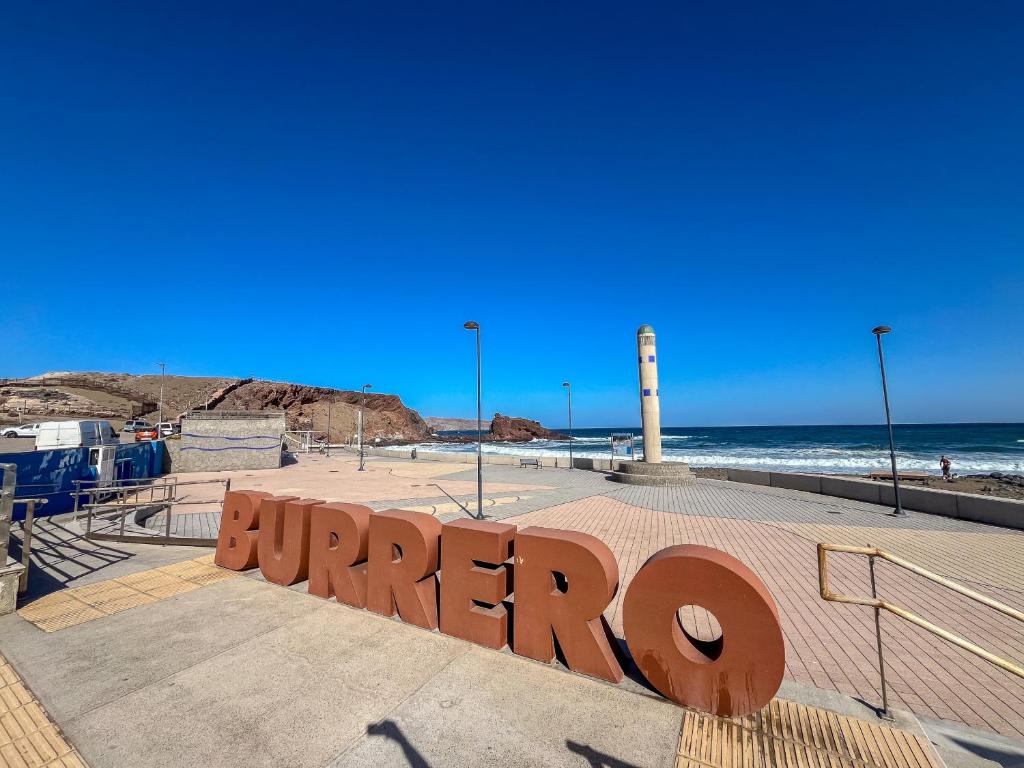 un cartello che legge durongo di fronte a una spiaggia di El Burrero 10 a Ingenio