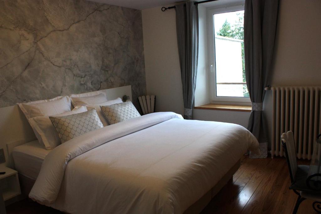 L'Escale de Beauregard - Kamer Met Kingsize Bed En Uitzicht Op De Tuin