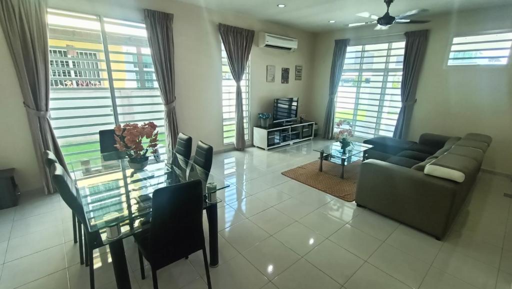 sala de estar con sofá y mesa de cristal en Setia Residen Semi-D 2.5 storey, unlimited wifi, en Sitiawan