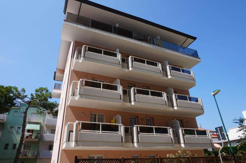 un edificio con balcones en un lateral en Columbus Dependance, en Lignano Sabbiadoro