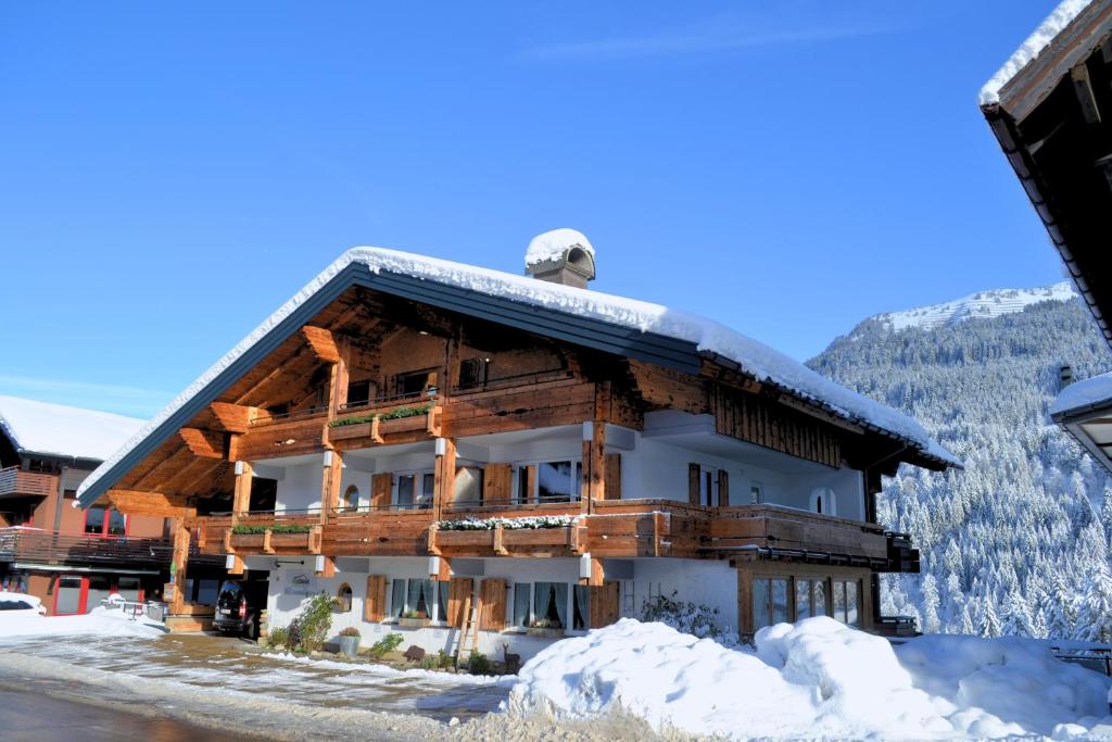 Nespecifikovaný výhled na hory nebo výhled na hory při pohledu z aparthotelu