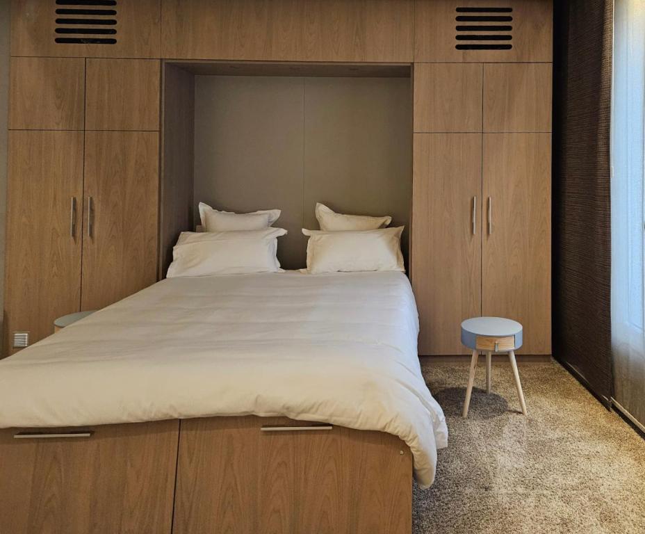 Una cama o camas en una habitación de L'ANNEXE APOLONIA MONTMARTRE
