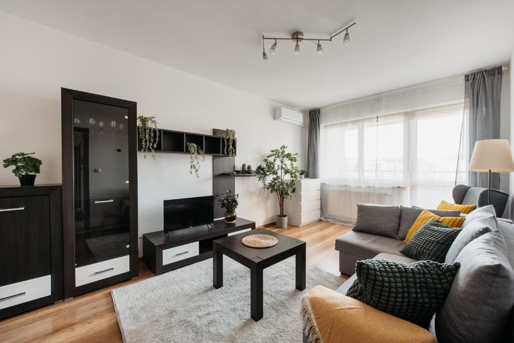 sala de estar con sofá y TV en 2-bedroom Apartment with garage in the city center en Cracovia