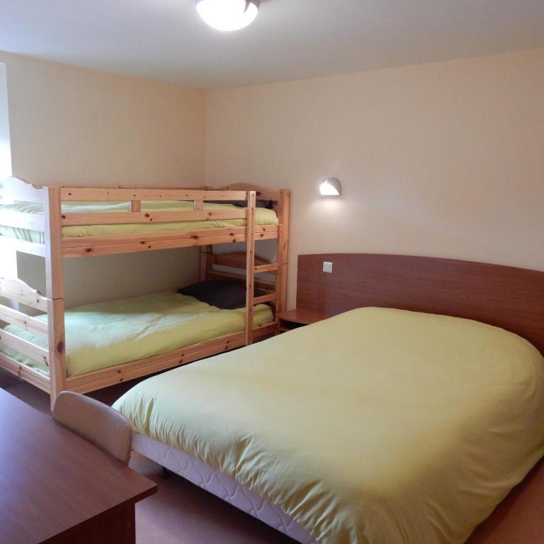 Postel nebo postele na pokoji v ubytování Le Gardy