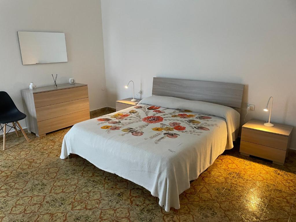 - une chambre avec un lit et une commode avec deux lampes dans l'établissement La casa delle rondini, à Casarano