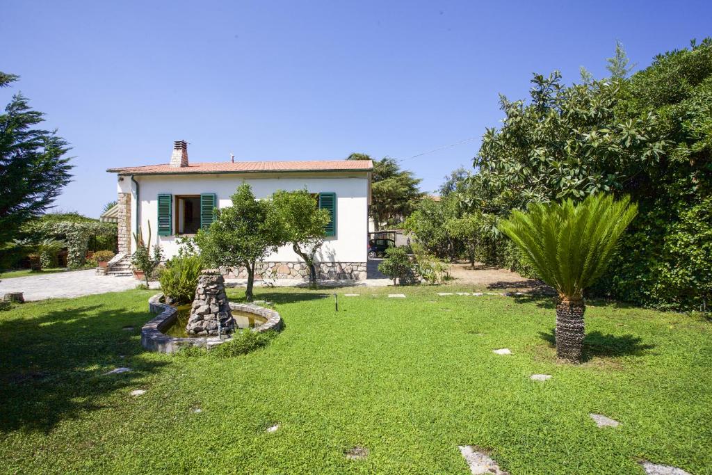 einen Garten vor einem Haus in der Unterkunft Villa Leo in Portoferraio