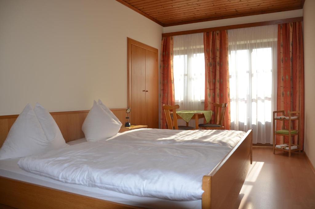 Postel nebo postele na pokoji v ubytování Urlaub am Kräutlhof in Mariapfarr