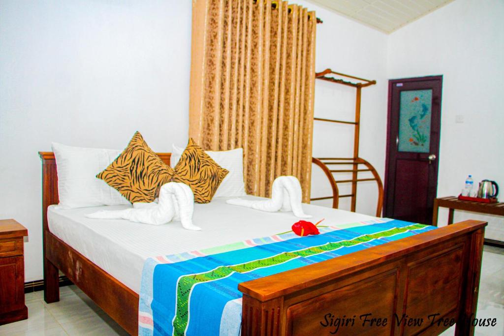 Postel nebo postele na pokoji v ubytování Sigiriya Free View Tree House & Villa