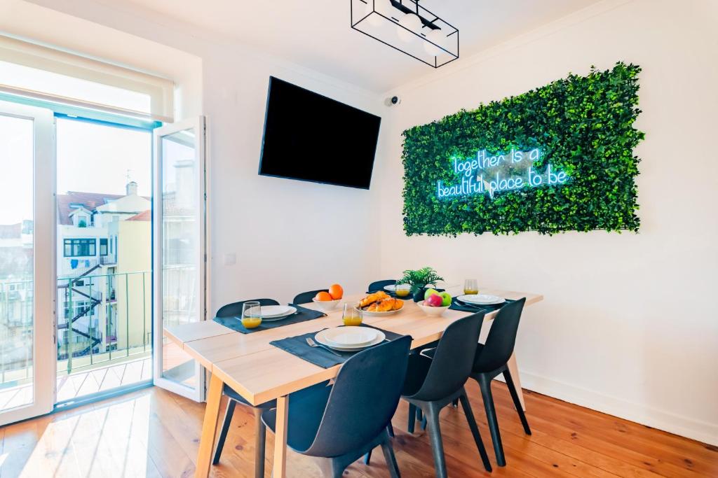 - une salle à manger avec une table et des chaises dans l'établissement Guest Inn 2 Boutique House, à Lisbonne