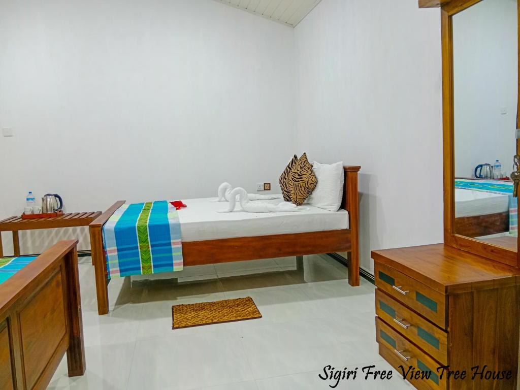 Postel nebo postele na pokoji v ubytování Sigiriya Free View Tree House & Villa
