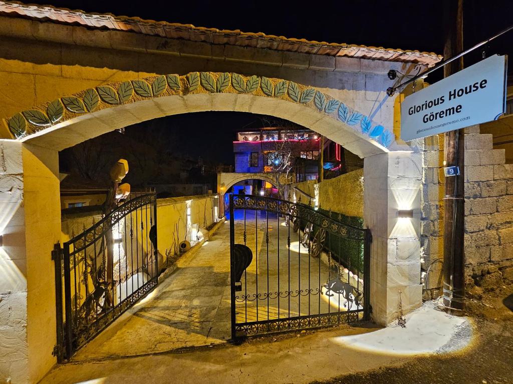 Un arco con una puerta en una ciudad por la noche en Glorious House Goreme en Nevşehir