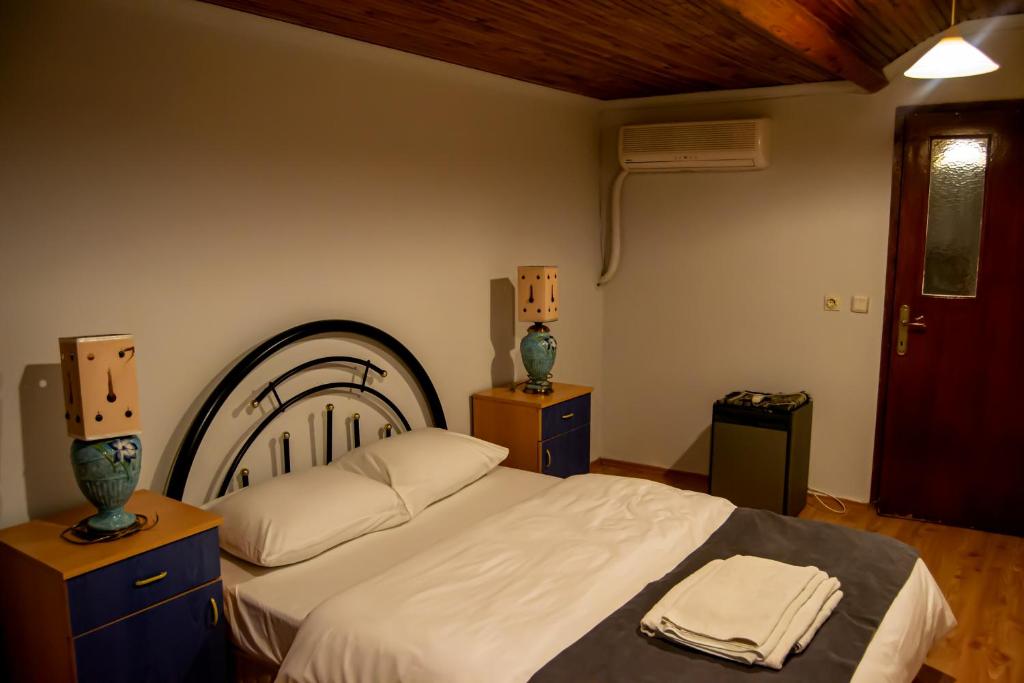 1 dormitorio con 1 cama grande y 2 mesitas de noche en Kaltur Boutique Hotel, en Yalova