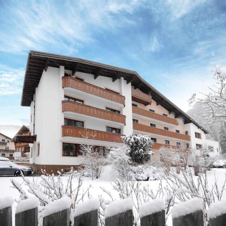 "Quality Hosts Arlberg" Hotel Garni Mössmer v zimě