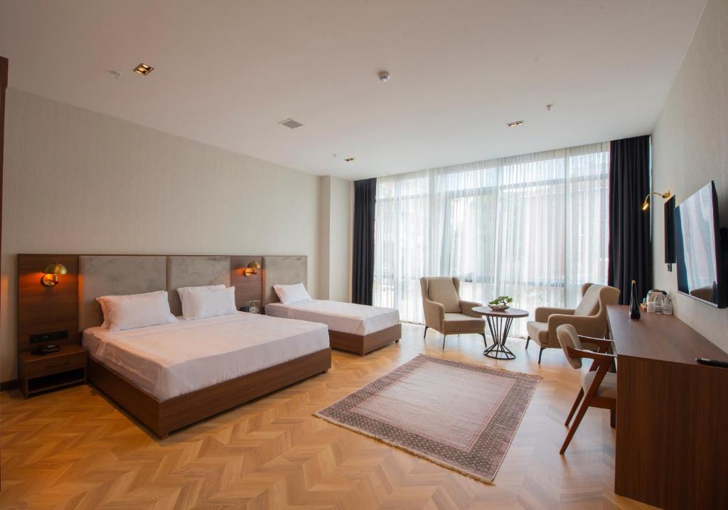 Pokój hotelowy z łóżkiem i biurkiem w obiekcie Moncher Hotel w mieście Tuzla