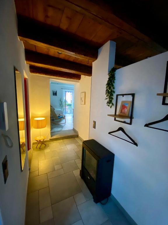 a living room with a tv in a room at Cà dal Gascia in Intragna